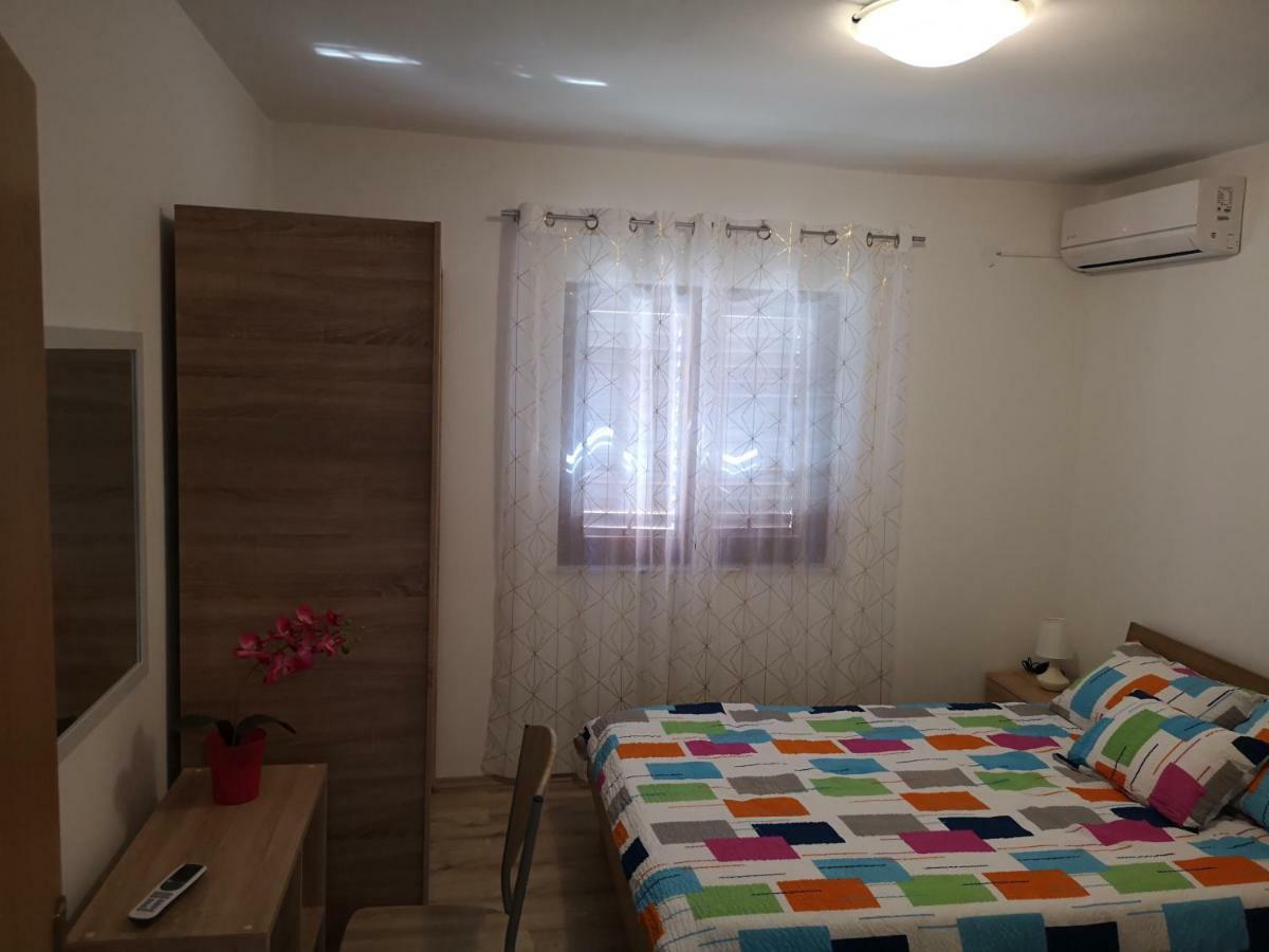 Tomek Apartment Vir Luaran gambar