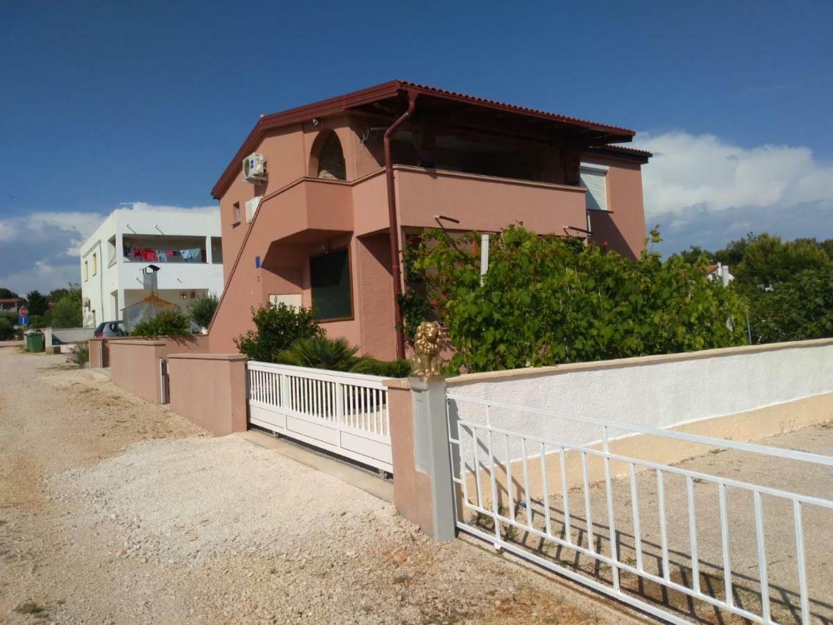 Tomek Apartment Vir Luaran gambar