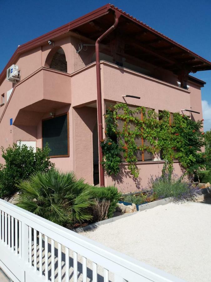 Tomek Apartment Vir Luaran gambar